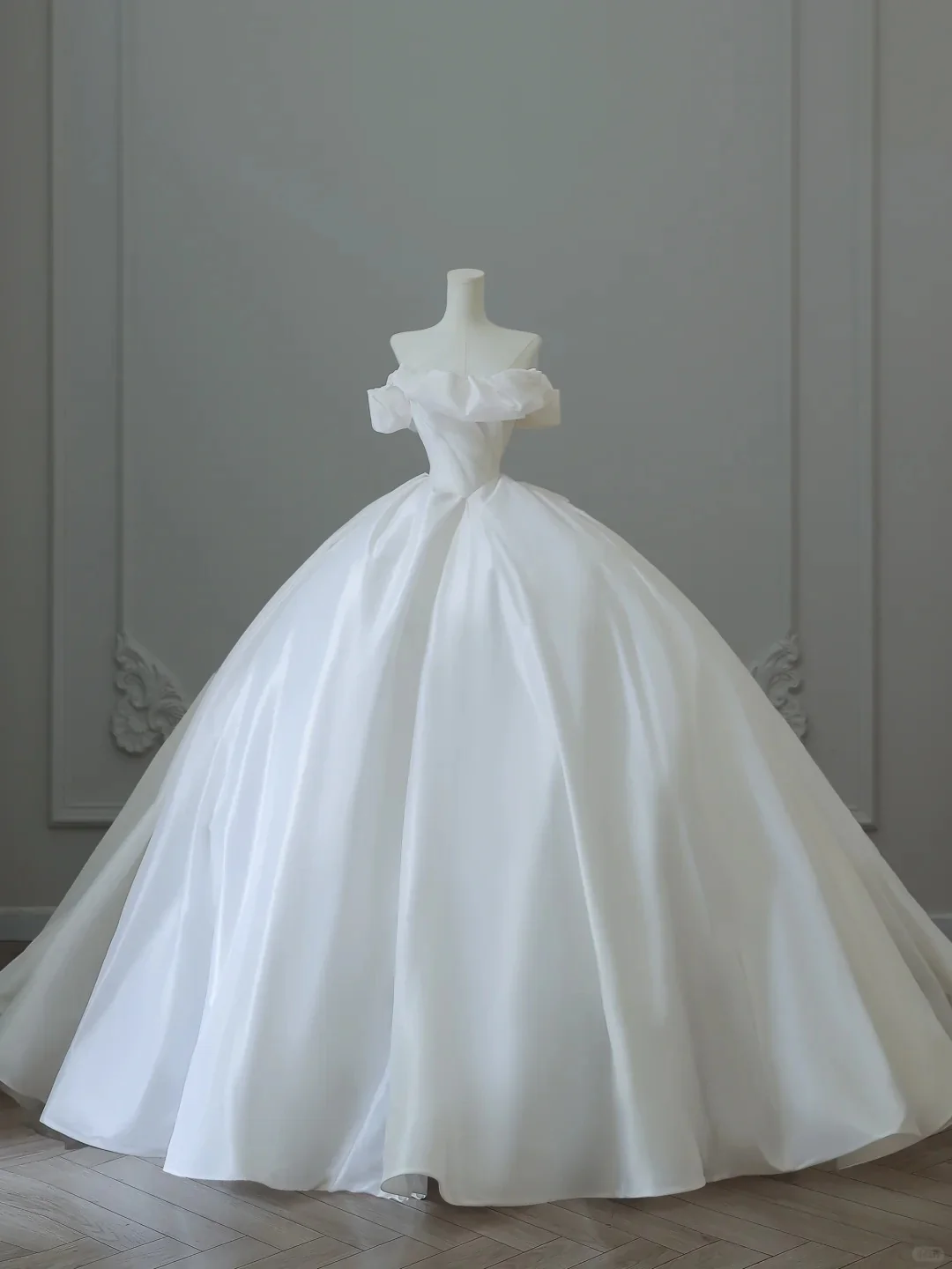 Elegant and simple white strapless satin wedding dress without decoration P2535 - Image 2