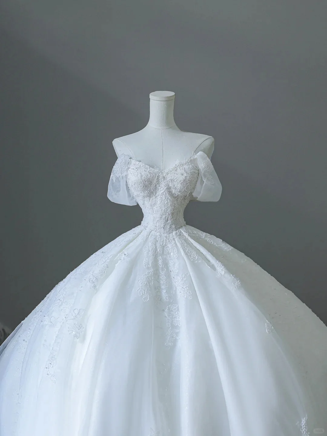 Elegant White Lace Off-shoulder Tulle Floor-length Wedding Dress P2527 - Image 2