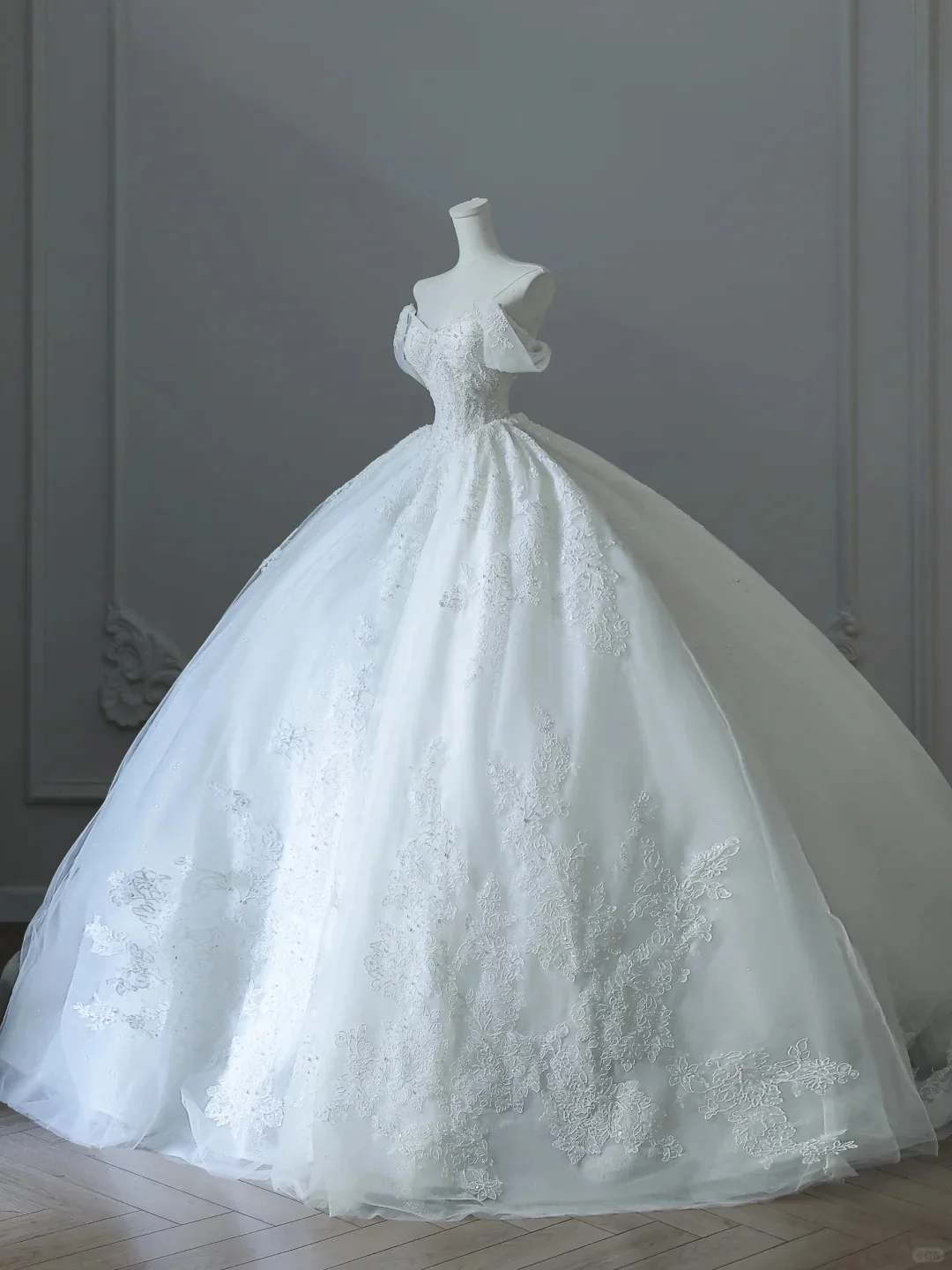 Elegant White Lace Off-shoulder Tulle Floor-length Wedding Dress P2527 - Image 4