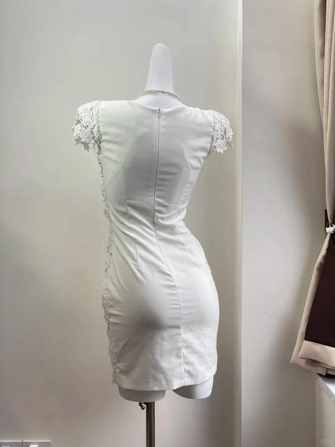 Elegant White Pearl Round Neck Lace Tight Hip 19th Birthday Homecoming Dress P3535 - Image 2