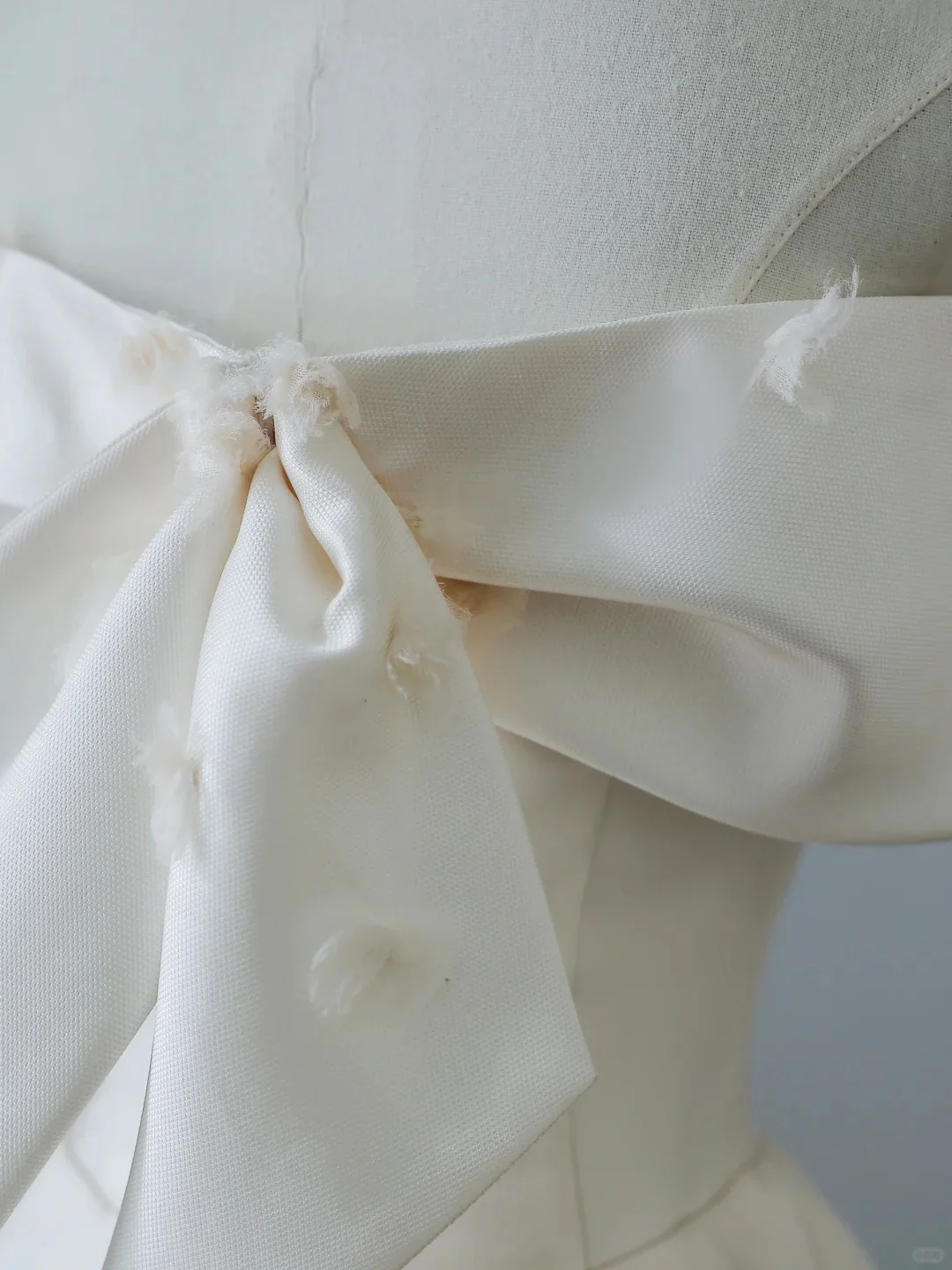 Elegant white simple one-shoulder satin bow applique floor-length wedding dress P2525 - Image 5