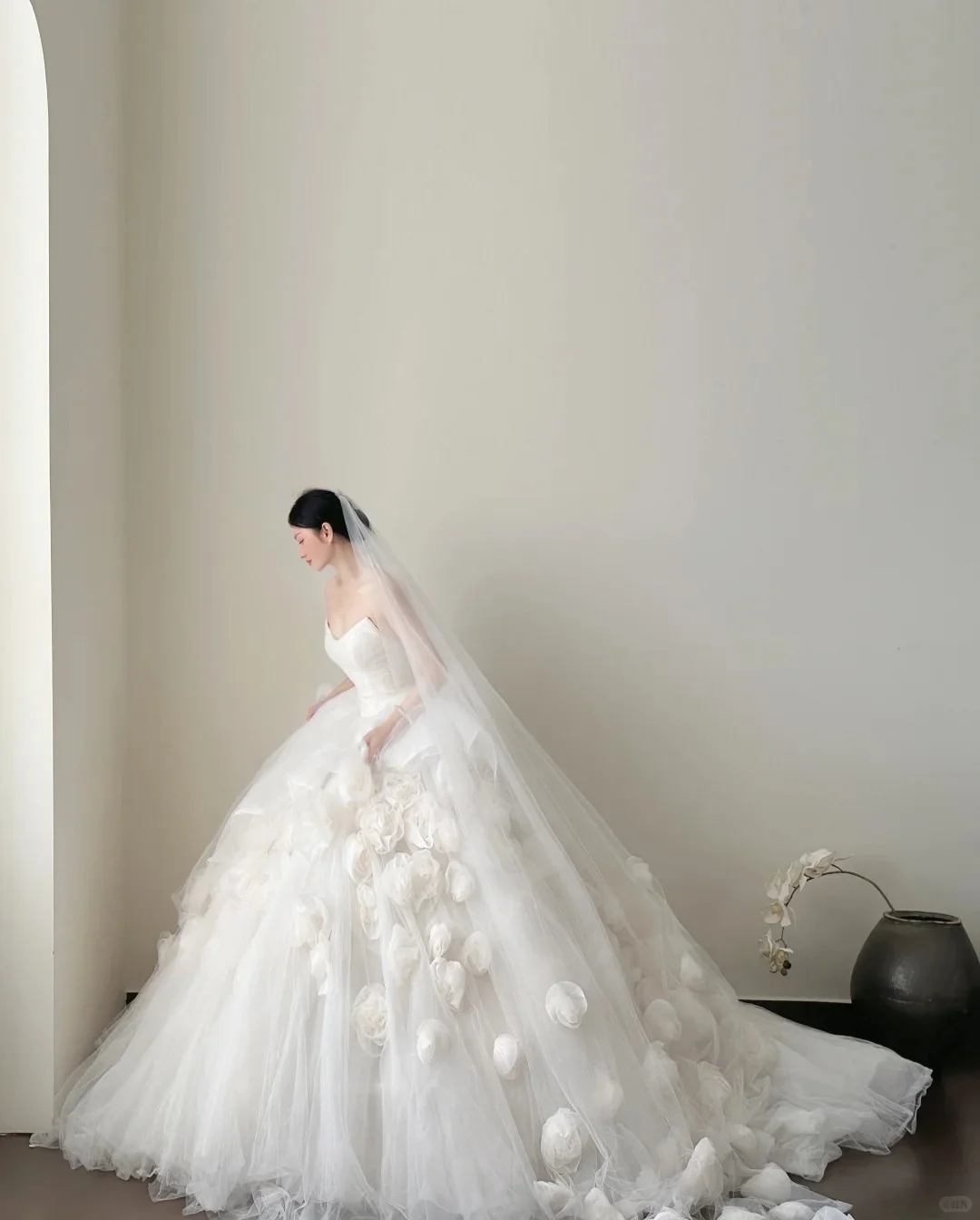 Elegant White Trailing Heart-shaped Neckline 3D Floral Tulle Ball Gown Wedding Dress P4019 - Image 4