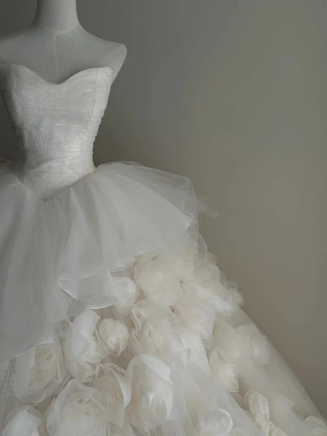 Elegant White Trailing Heart-shaped Neckline 3D Floral Tulle Ball Gown Wedding Dress P4019 - Image 9