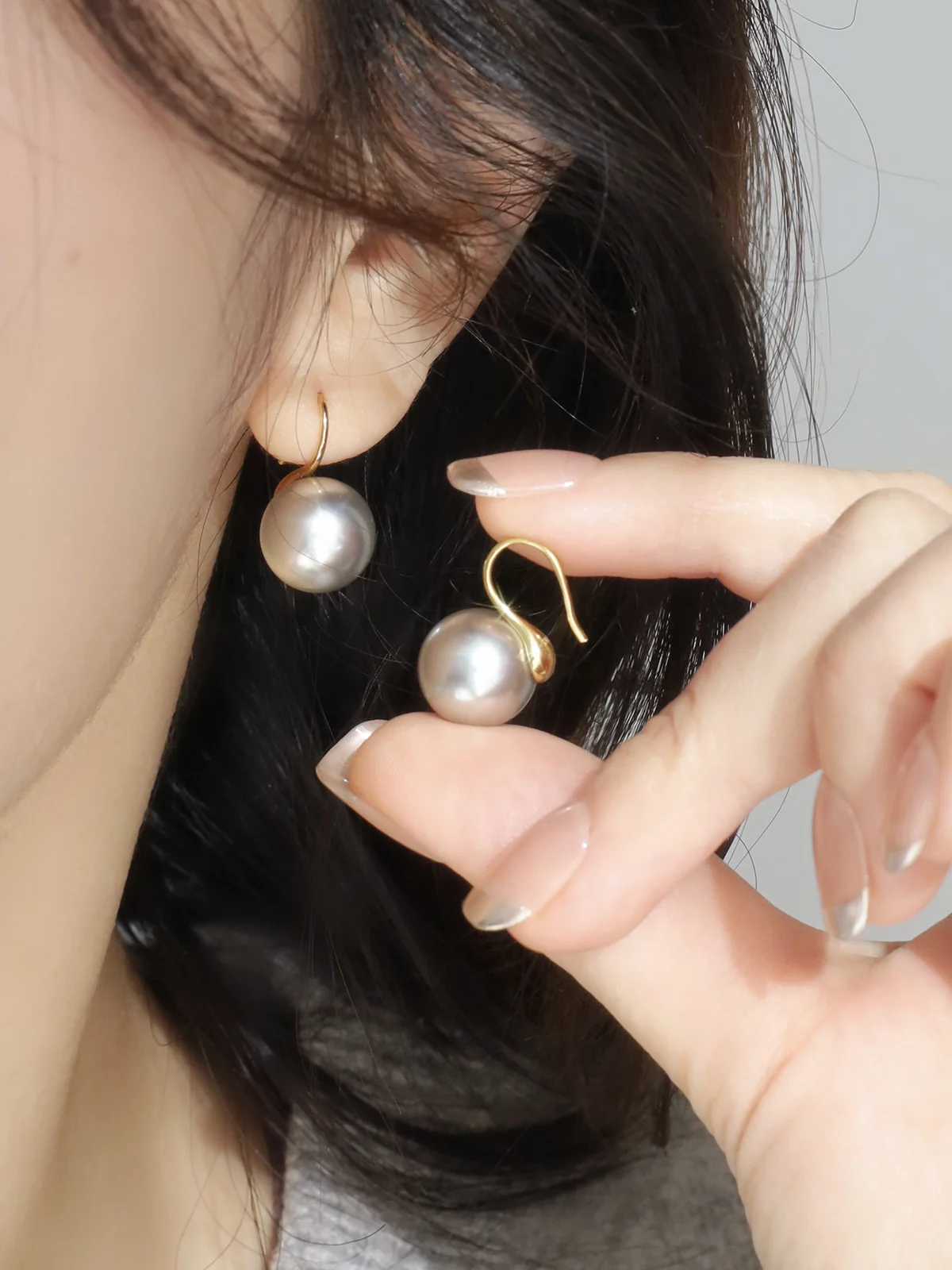 Gray Pearl Earrings Temperament Versatile Women's Classic Round Earhooks e015 - Image 2