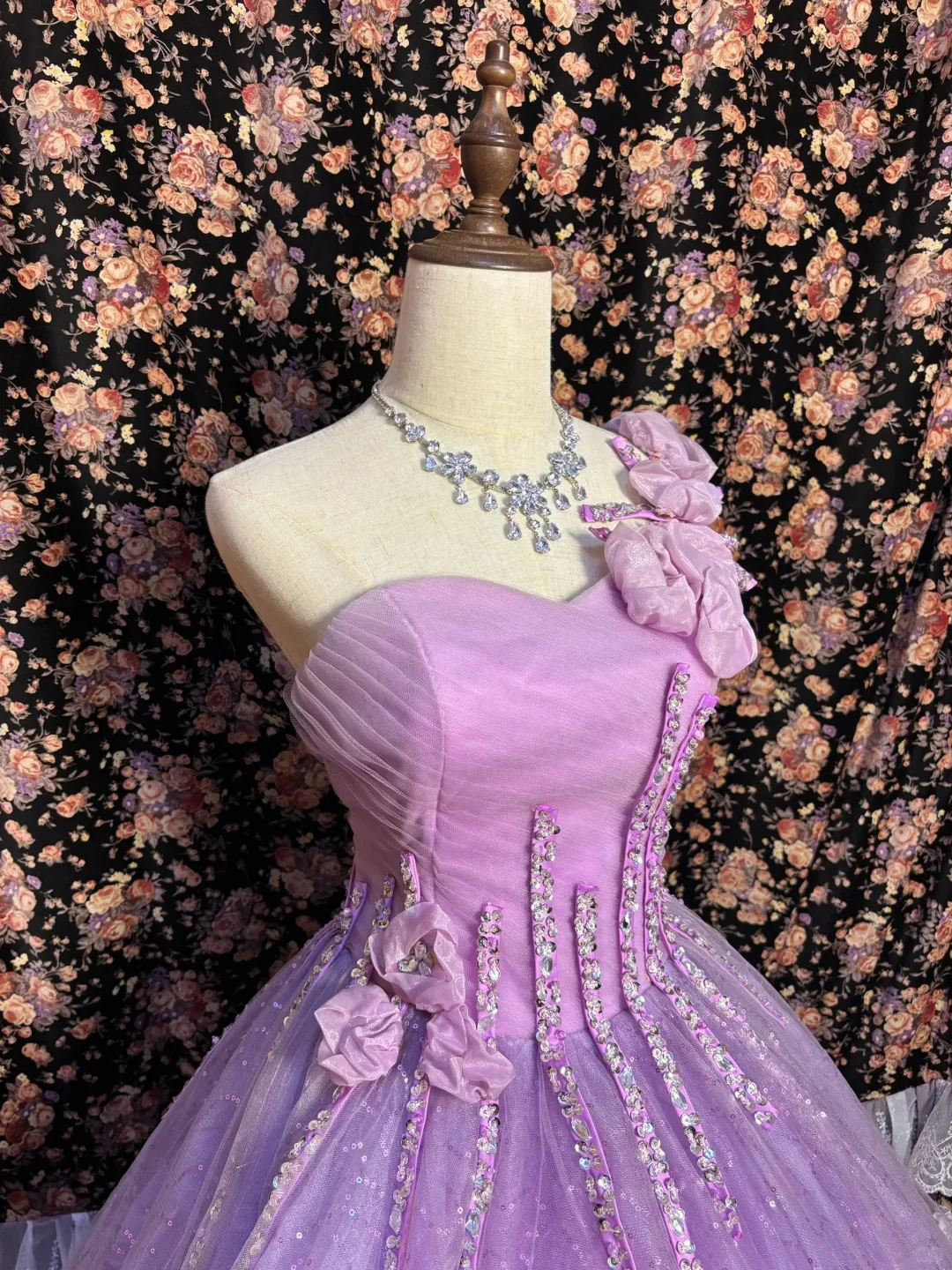One-shoulder purple diamond striped three-dimensional flower back strap wedding dress P3013 - Image 3