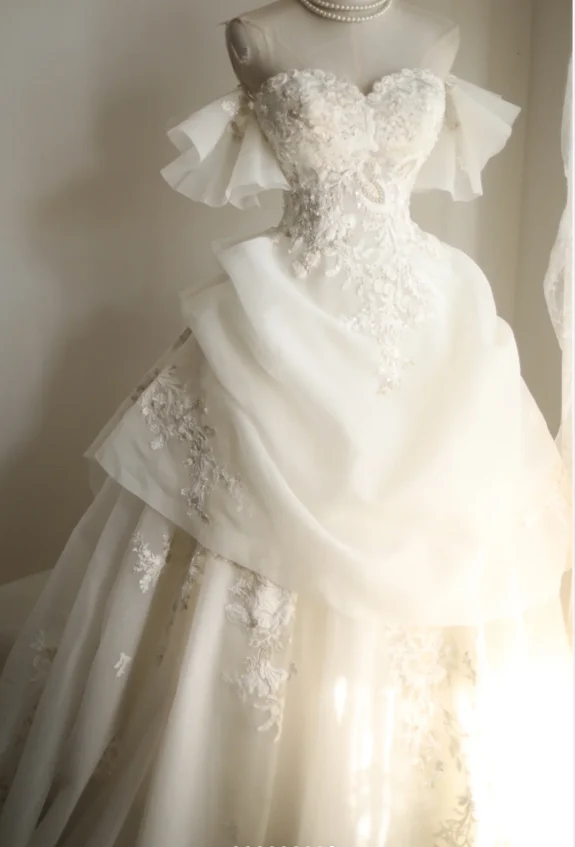 Princess one-shoulder palace irregular pleated lace hemming handmade flower pieces beaded floor-length wedding dress P2801 - Image 5