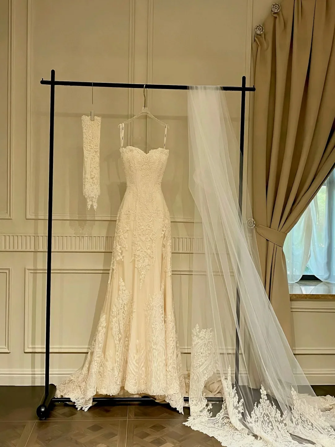 Retro Elegant Off-White Mermaid Strapless Lace Wedding Dress P4087 - Image 2