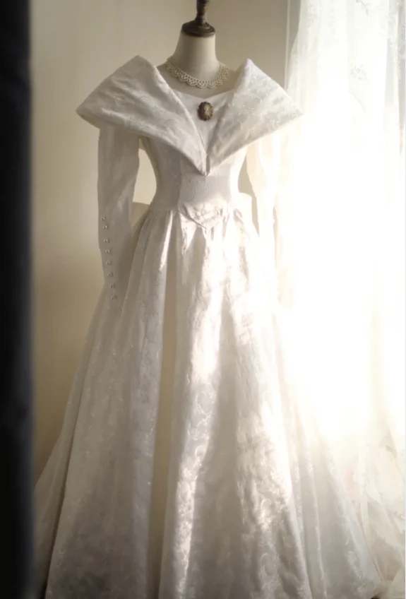 Retro White Dark Pattern Printed Leg of Mutton Sleeve Bowknot Small Train Wedding Dress P2843