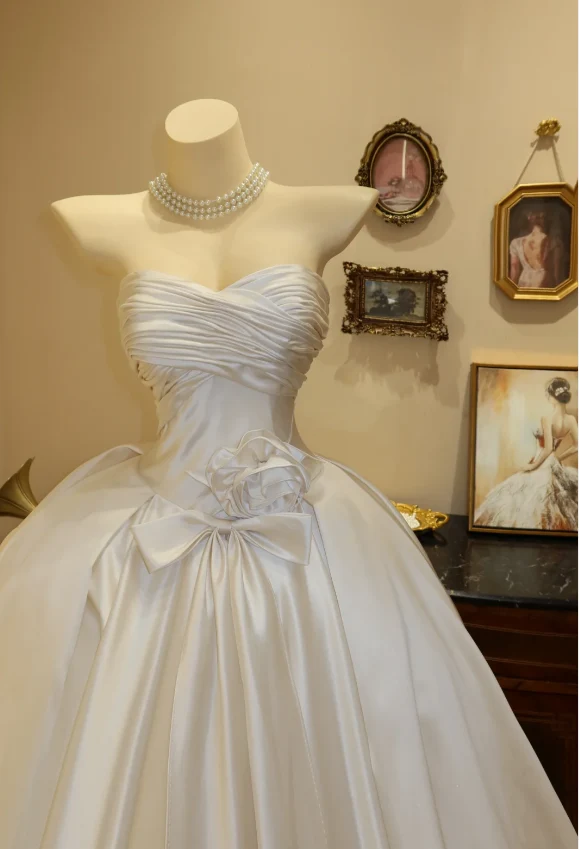 Simple and elegant sweetheart neckline white satin floor-length wedding dress P2793 - Image 2