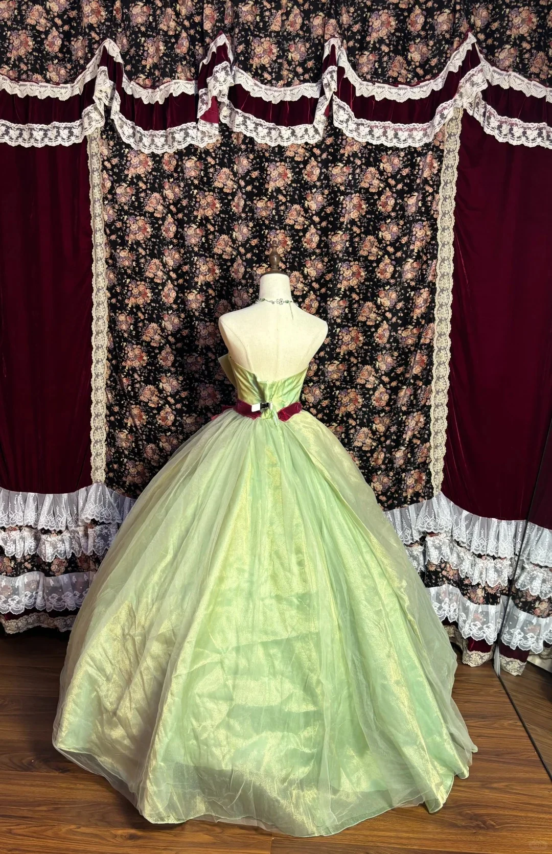 Unique Green Vase Collar Embroidered Flower A-Line Floor-Length Wedding Dress P3007 - Image 2