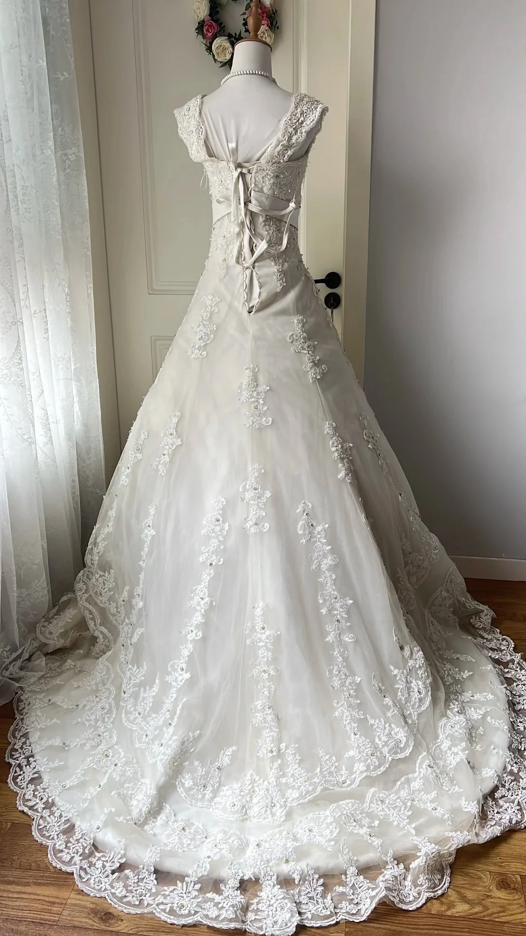 Vintage Court White Round Neck Lace Embroidered Train Ball Gown Wedding Dress P4201 - Image 4