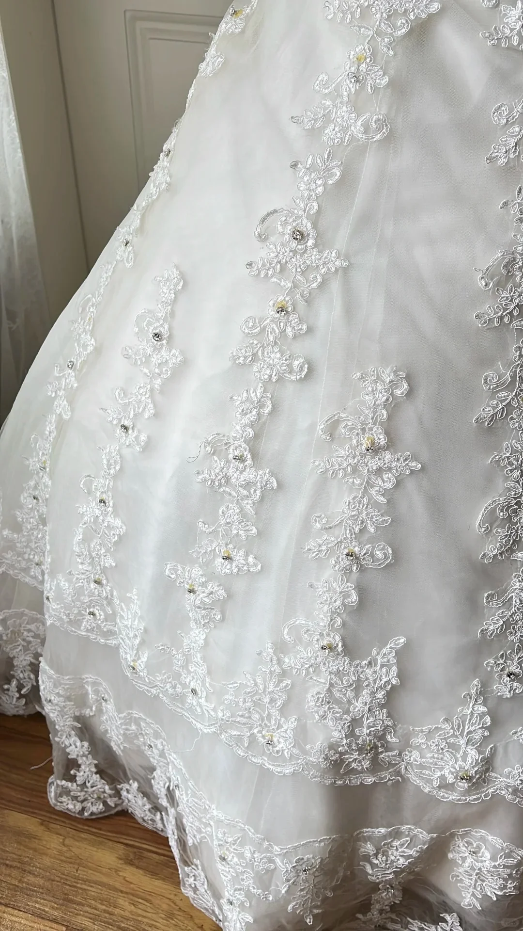 Vintage Court White Round Neck Lace Embroidered Train Ball Gown Wedding Dress P4201 - Image 5
