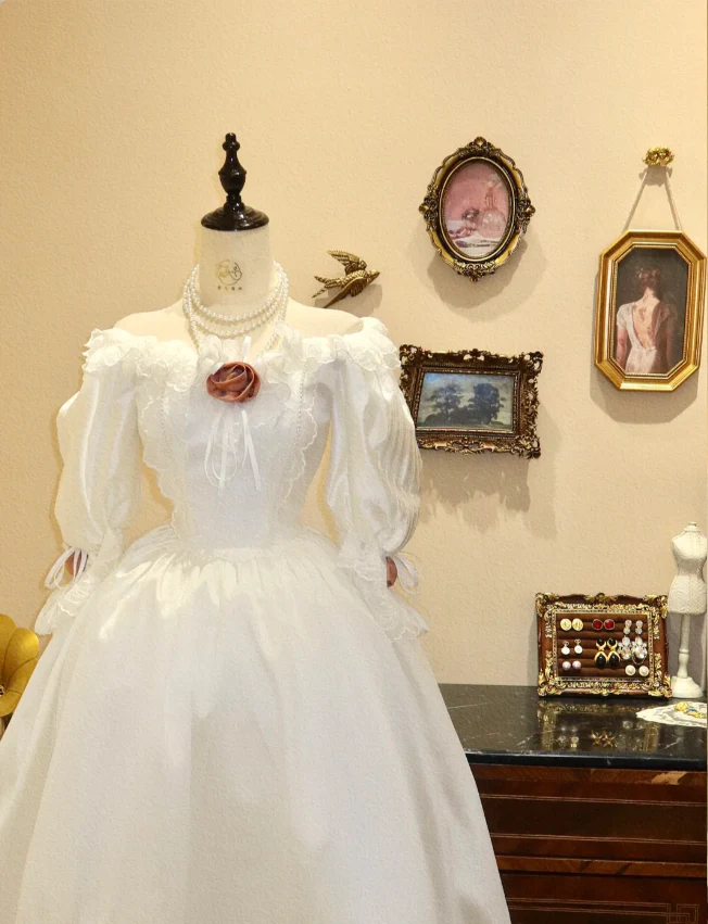 Vintage French White Floral Long Sleeve Lace A-Line Wedding Dress P2767 - Image 2