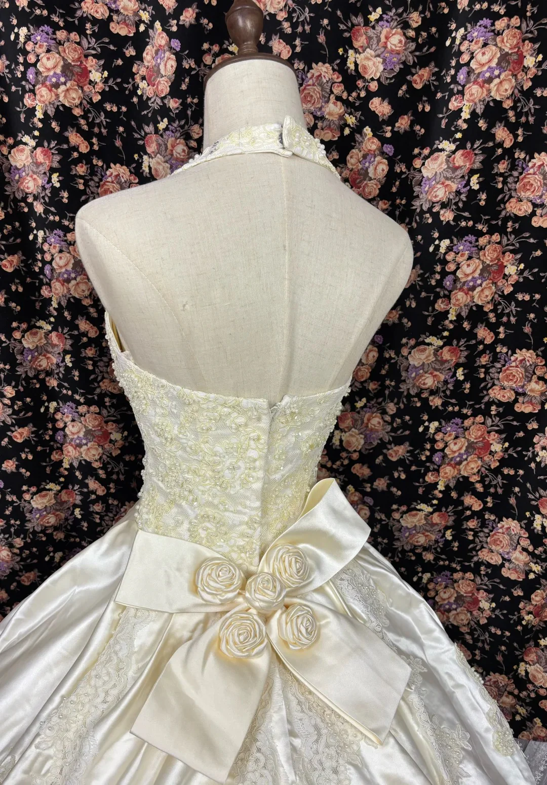 Vintage Ivory Halter Neck Satin Hollow Lace Wedding Dress P2959 - Image 2