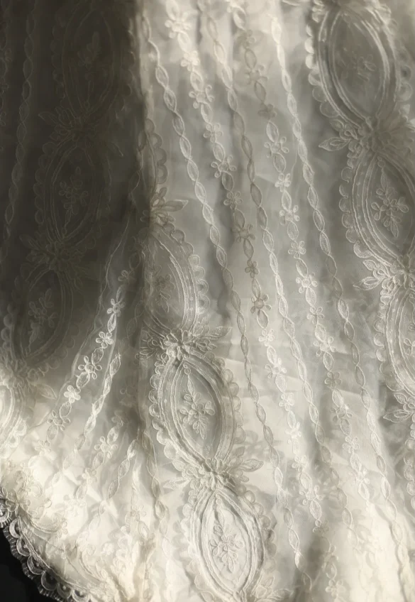 Vintage off-shoulder palace lace wedding dress P2867 - Image 4